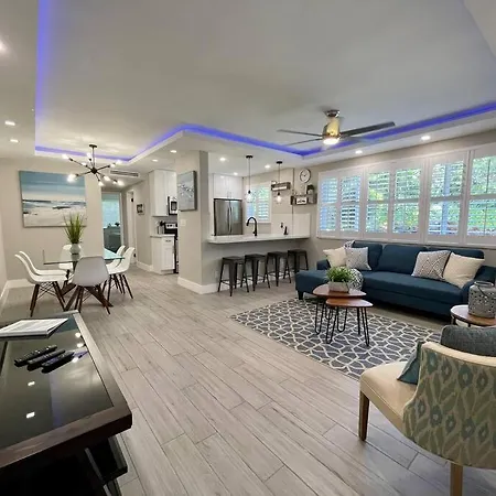 2Bdrm 1Bath Newly Renovated Condo - Walk To The Beach!